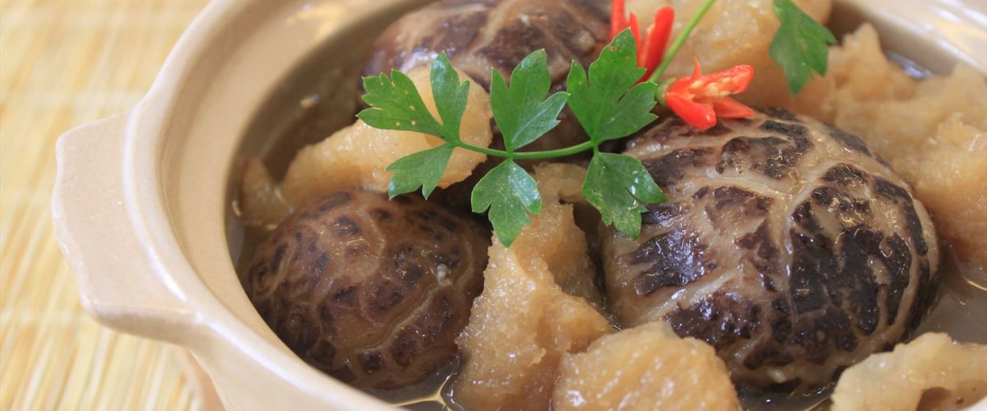 Braised Dried Fish Maw with Mushrooms: A Delicious and Nutritious Chinese Dish